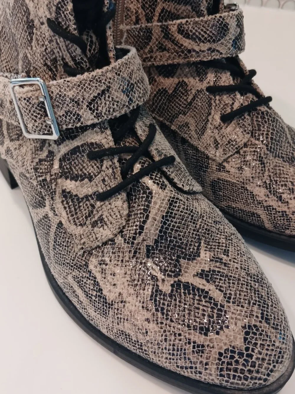 EXPRESS Snakeskin Printed Lace Up Combat Ankle Boots Shoes 9 Booties